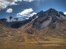 andské vrcholky nad sedlem Abla la Raya